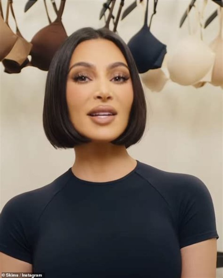 
In the bathroom of her Los Angeles mansion, Kim Kardashian shows off her curves almost completely. 