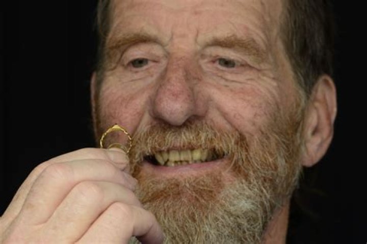 
Man Discovers Rare Medieval Wedding Ring Worth an Estimated $47,000 While Using His Metal Detector 
