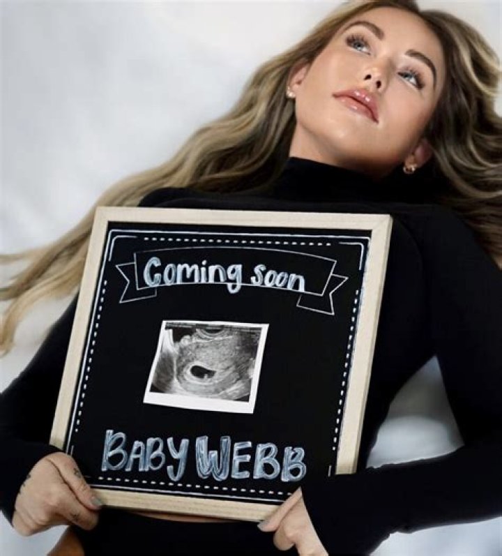 
Where Is Kelly Kay Now? Spencer Webb Oregon Girlfriend Mourning The Tight End’s Death 