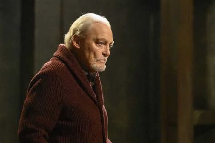 Who plays Robert Vesco in The Blacklist season 10?